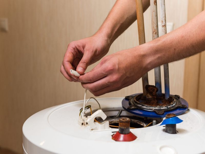 Để vệ sinh bình đúng kỹ thuật, bạn cần có đầy đủ dụng cụ và vật tư chuyên dụng